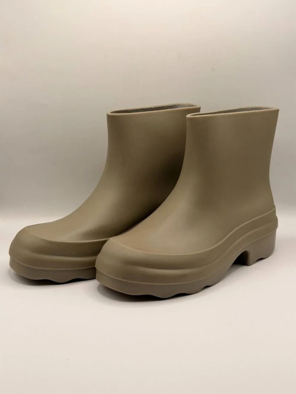 Vince Women's Nia Light Straw Rubber Rain Boot Sz 8